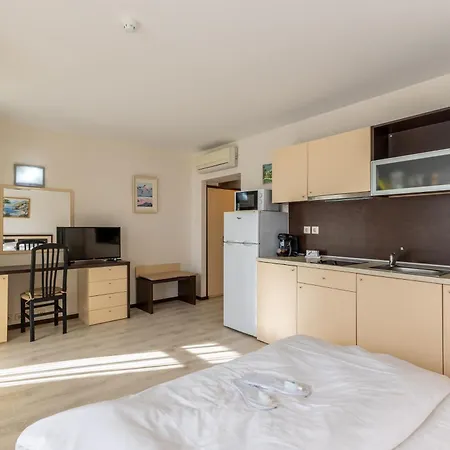 Апартаменты Beachfront Pool & Sea View Stduio In Berlin