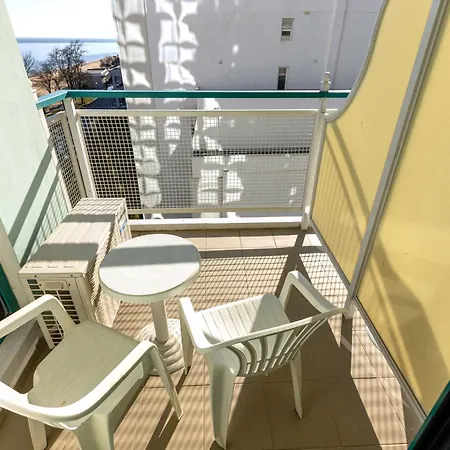 Apartment Beachfront Pool & Sea View Stduio In Berlin
