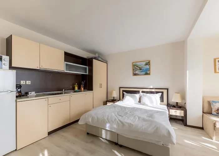 Apartment Beachfront Pool & Sea View Stduio In Berlin Varna